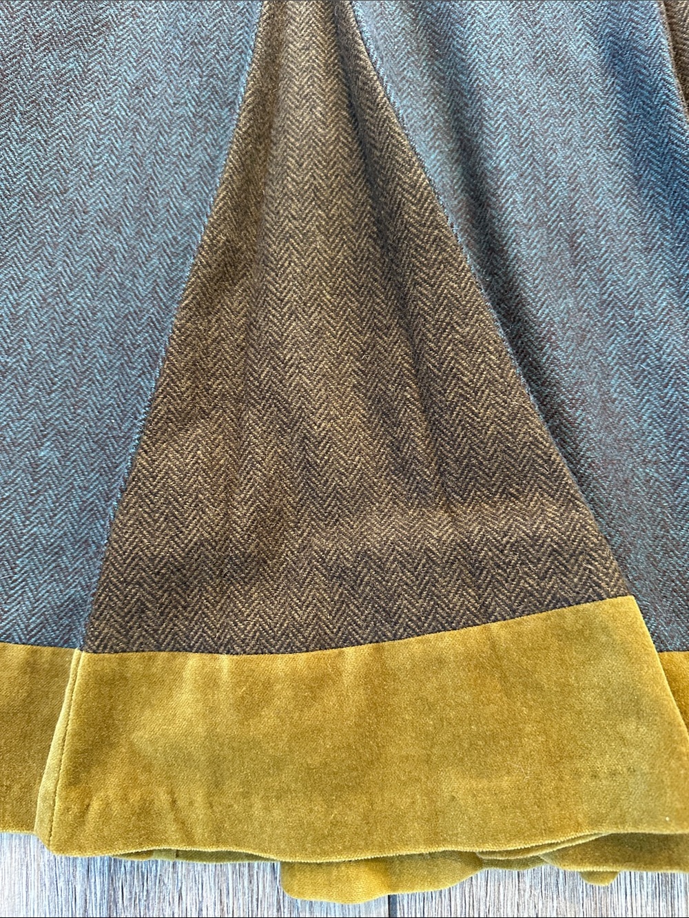 Beautiful Boden Herringbone Wool Pleated Skirt with Gold Velvet Trim 14R - Picture 3 of 7